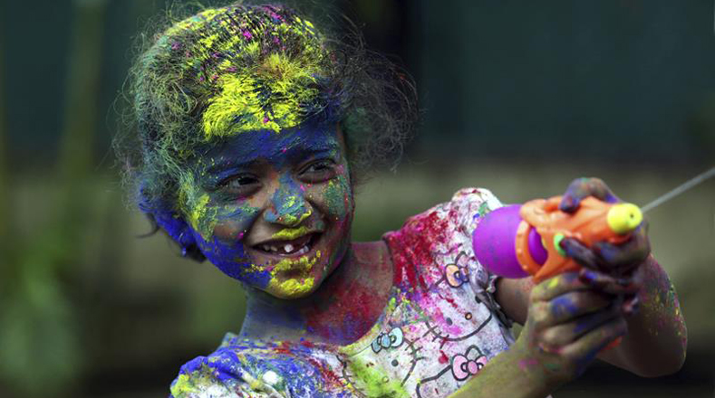 Las personas se pintan con colores llamativos, una manera de lograrlo es colocando en globos agua pigmentada.