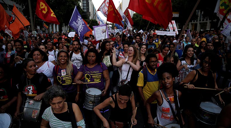 Manifestantes en Rio de Janeiro rechazan la reforma porque incluye un incremento de la edad para acceder al beneficio de jubilación y unifica los criterios entre hombres y mujeres, (65 años).