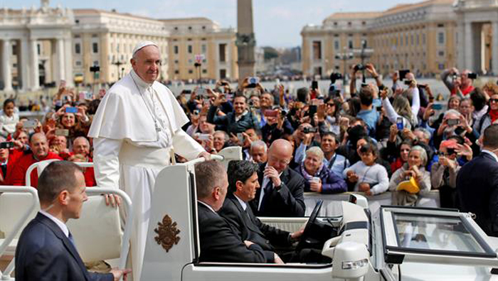 El sumo pontífice mostró su solidaridad a los trabajadores afectados por la reestructuración de la cadena de televisión Sky Italia.
