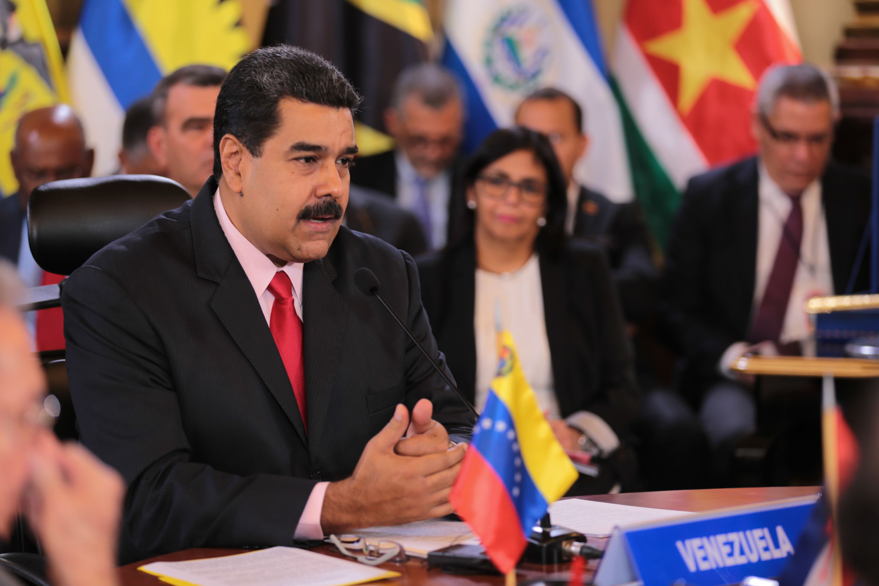 El secretario general de la OEA, Luis Almagro, llamó a elecciones generales en 30 días mientras el presidente Maduro aseguró que Venezuela no aceptará amenazas.