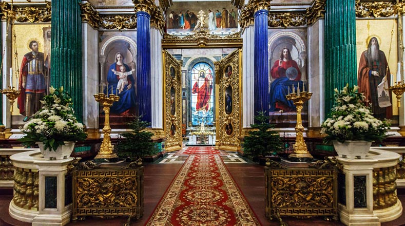 Columnas de malaquita y lapislázuli decoran el iconostasio principal de la catedral.