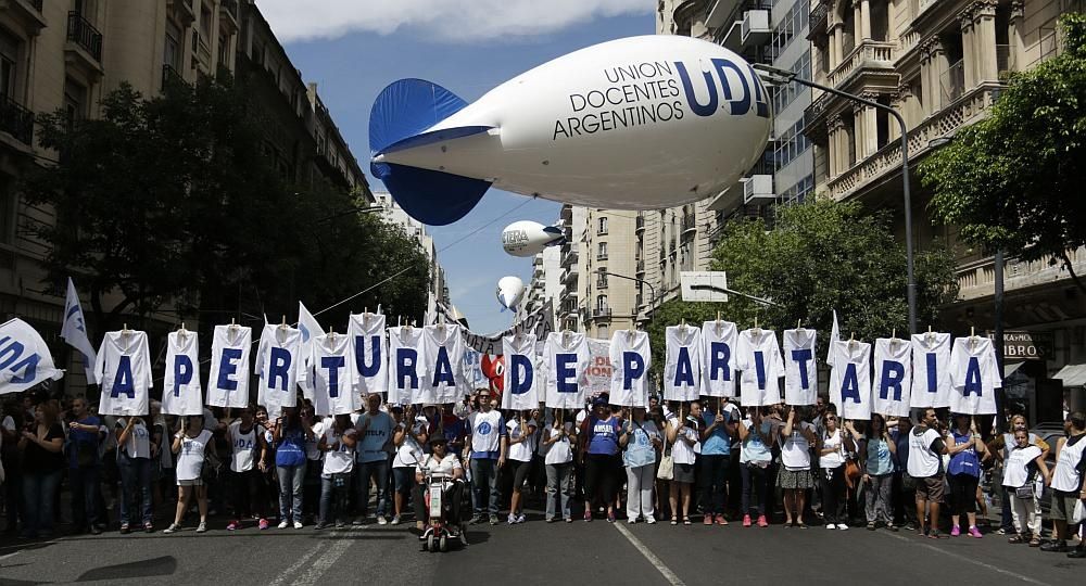 Docentes exigen al gobierno de Mauricio Macri convocatoria a una paritaria nacional.