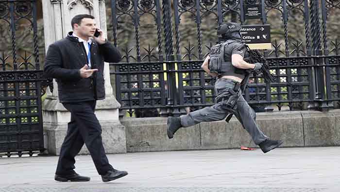 Los legisladores británicos fueron evacuados a salvo del Parlamento, junto a la ministra Theresa May.