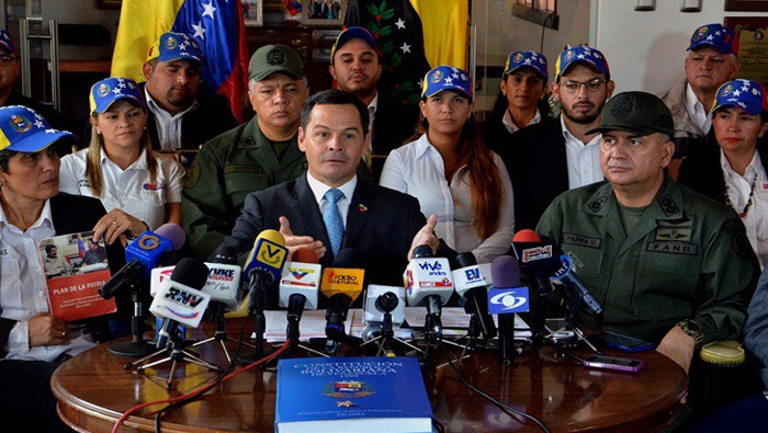 La Fuerza Armada Nacional Bolivariana encontró cuadernos con listas sobre extorsión y venta y compra de armas.