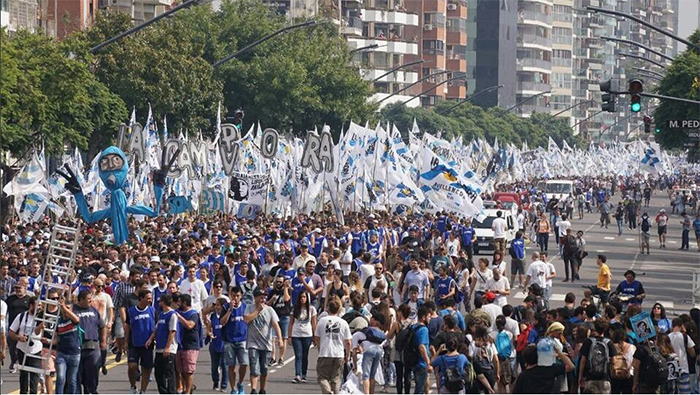 Cientos de argentinos marchan para conmemorar a las víctimas de la dictadura.