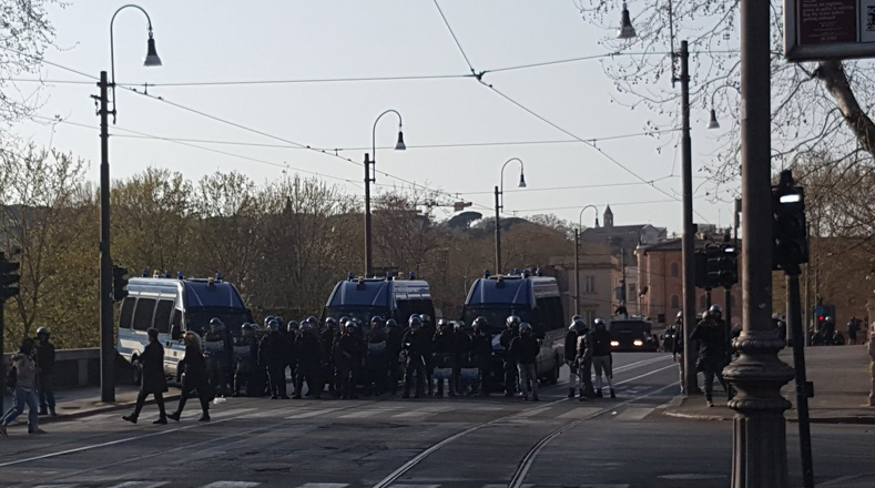La policía italiana bloquea los principales accesos a las zonas resguardadas para que los manifestantes no lleguen al centro de Roma. 