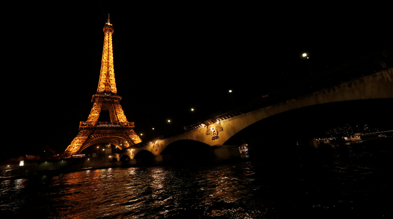 La Torre Eiffel en París, Francia, apagó sus luces para sumarse a la jornada.