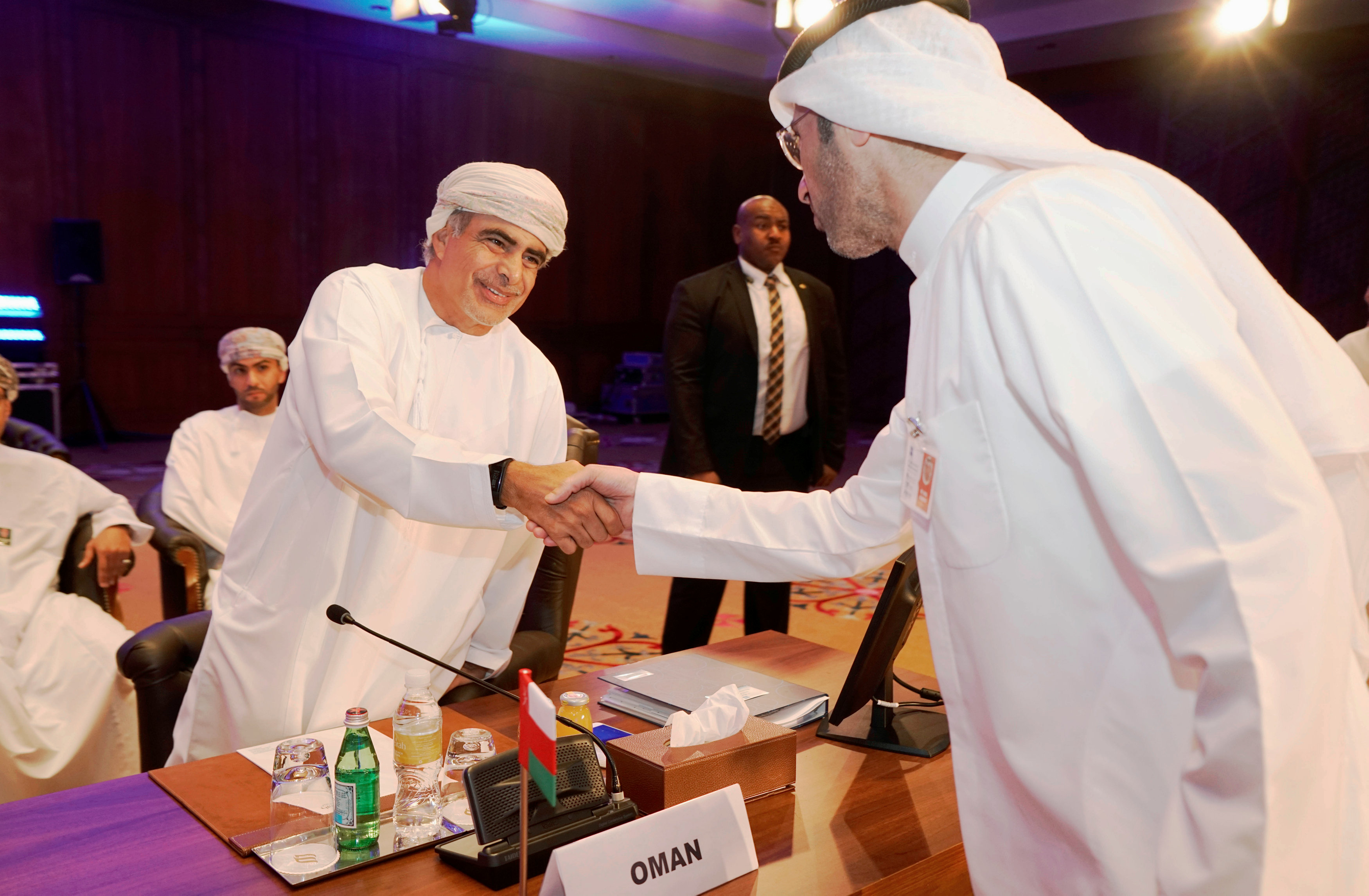 El Comité encargado de monitorear el cumplimiento del acuerdo de reducción de la extracción de petróleo se reunió en Kuwait.