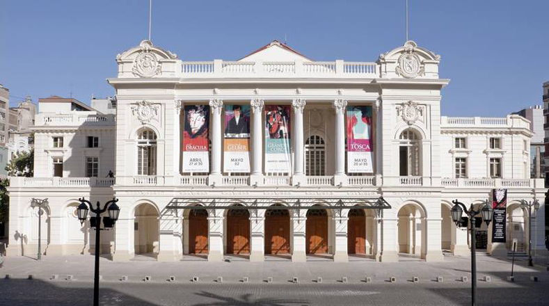 El Teatro Municipal de Santiago, Chile, fue inaugurado el 17 de septiembre de 1857 con la ópera Ernani, interpretada por una compañía italiana especialmente contratada.