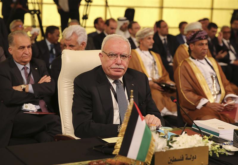 El ministro palestino de Exteriores, Riyad al-Maliki, asiste a la cumbre de la Liga Árabe, al oeste de Amán, Jordania,