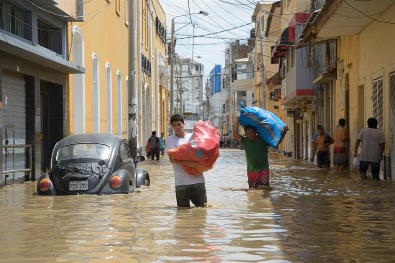 Cuestionan posible uso proselitista de ayuda a afectados en Perú.