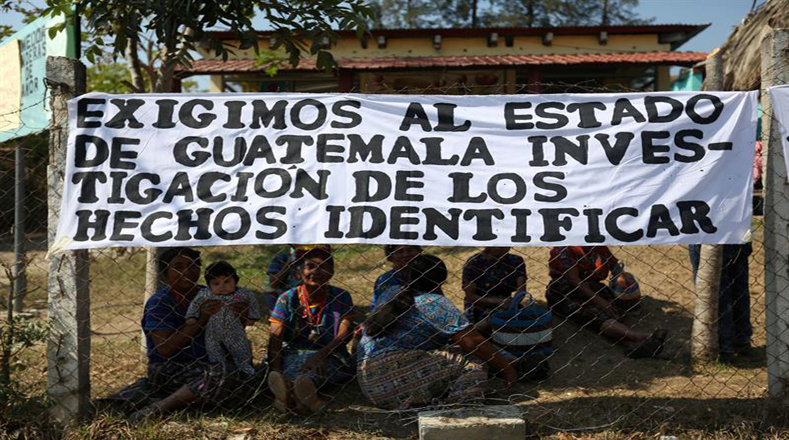 Indígenas guatemaltecos de la comunidad Achí recuerdan cómo hace 36 años el Ejército represor de ese país violó, asesinó y torturó a esa comunidad originaria en su lucha por mantener sus costumbres y cultivos de las tierras. 
