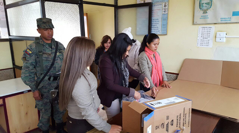 A partir de las 07H00 (12H00 GMT) abrieron los centros de votación y comenzaron a llegar los habilitados para ejercer el voto. 
