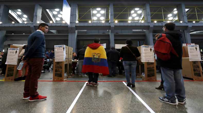 Los primeros en votar fueron los ecuatorianos residentes en el extranjero.