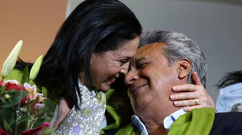 El candidato Lenín Moreno junto a su esposa a la espera de los resultados oficiales.
