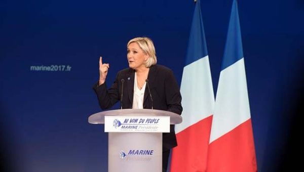 Le Pen criticó la vestimenta de las mujeres islam en Francia señalando que "no se les puede obligar a sepultarse bajo unas vestimentas de hace siglos"  