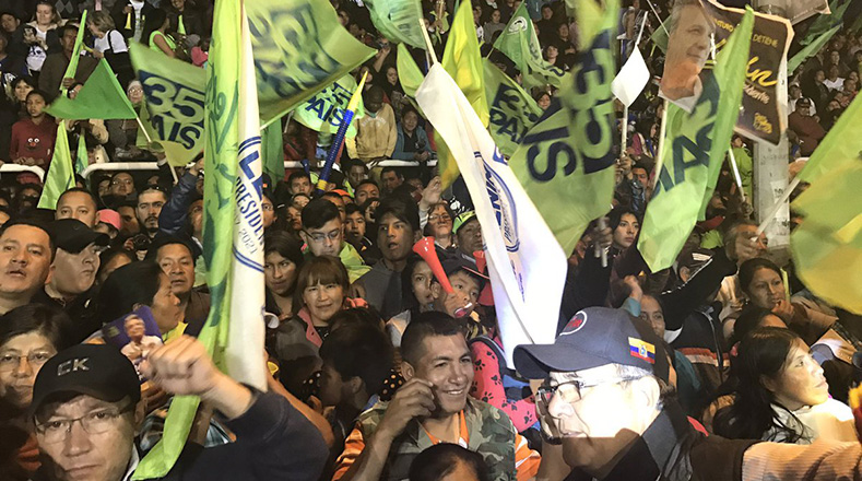 Seguidores de Lenín Moreno festejan triunfo de la democracia.