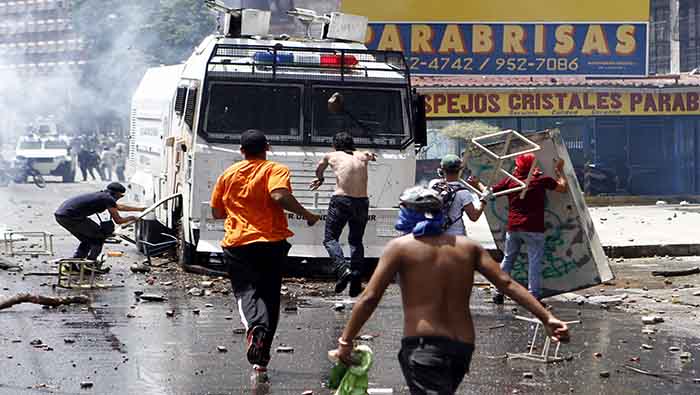 La marcha opositora cambió de ruta ilegalmente para crear caos en el centro de la capital venezolana.
