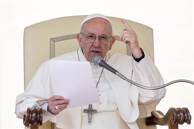 Los medios de comunicación deben usar términos correctos y no dejarse llevar por el sensacionalismo, dijo el papa.