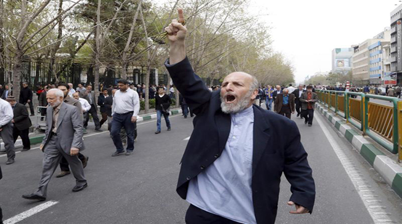 Las reacciones no se hicieron esperar. En Irán, un grupo de manifestantes salieron a protestar contra el ataque de EE.UU. hacia Siria. Bolivia también convocó a una movilización.