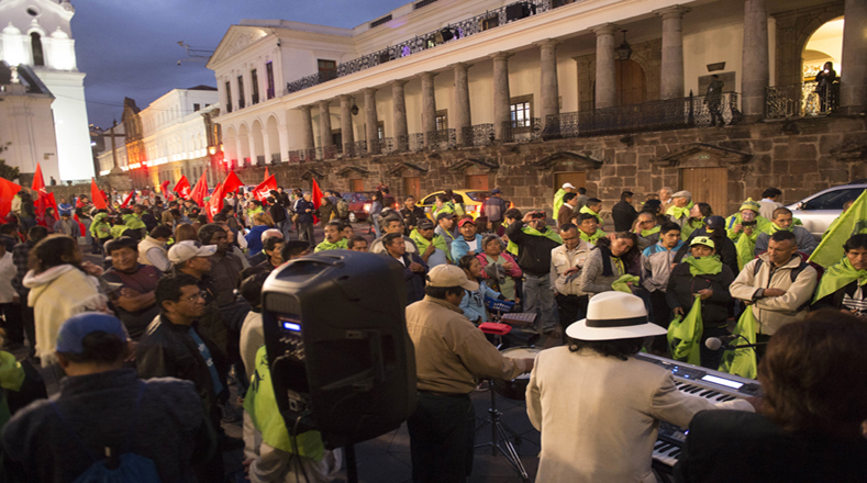 Más de 15 organizaciones sociales protegen el Palacio presidencial de Carondelet en Quito.