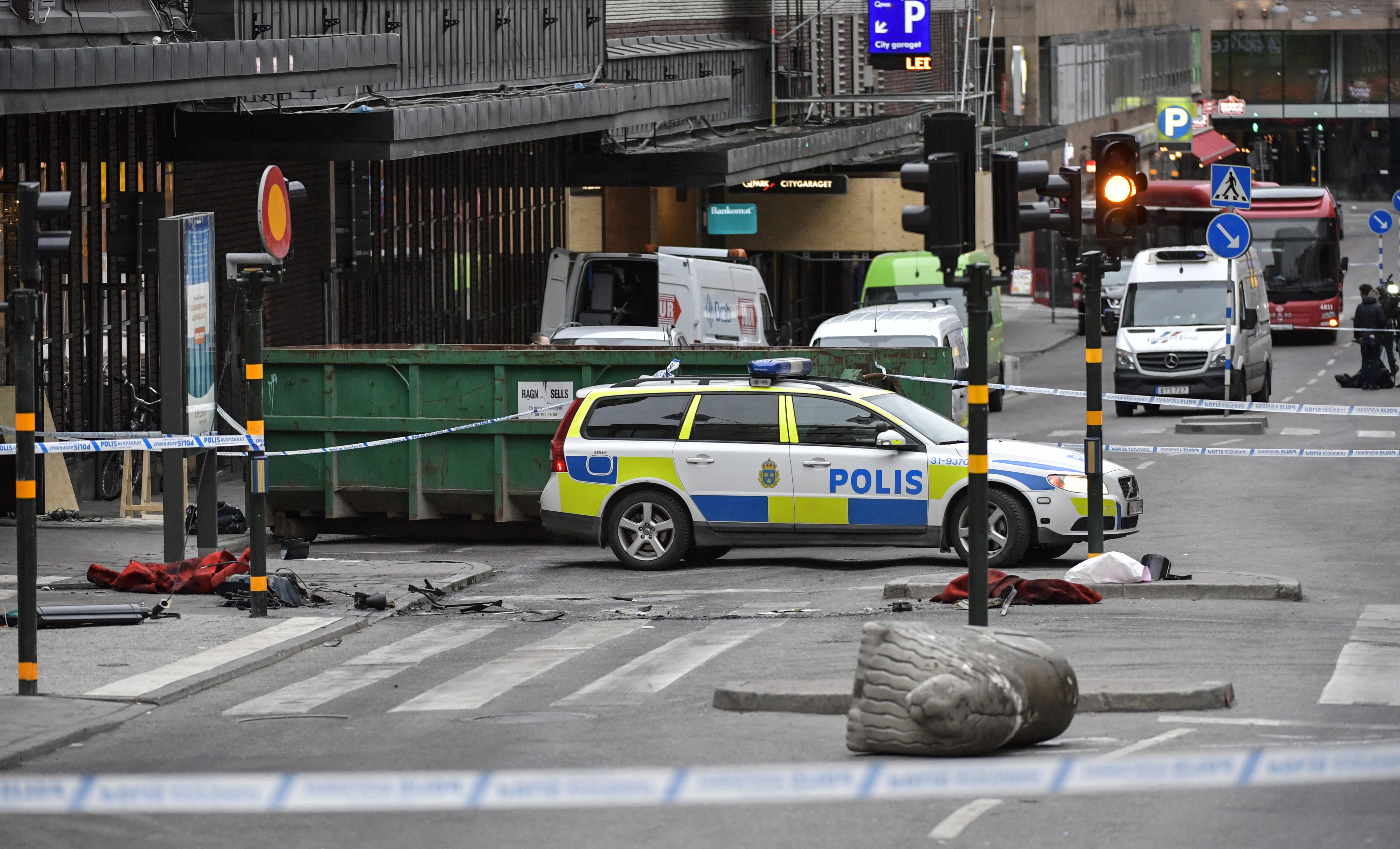 Las autoridades investigan un objeto encontrado dentro del camión usado para el ataque, que podría ser un explosivo.