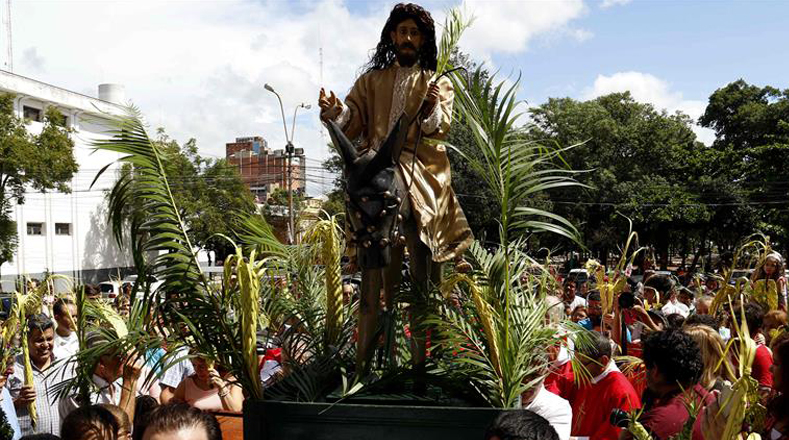 Los feligreses en Paraguay alzaron sus "palmas" en la Catedral de Asunción para ser bendecidas por el Arzobispo de la capital.
