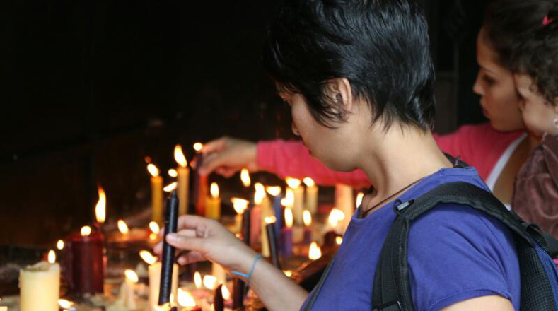 Feligreses asisten a los templos y encienden velas en honor a sus santos.