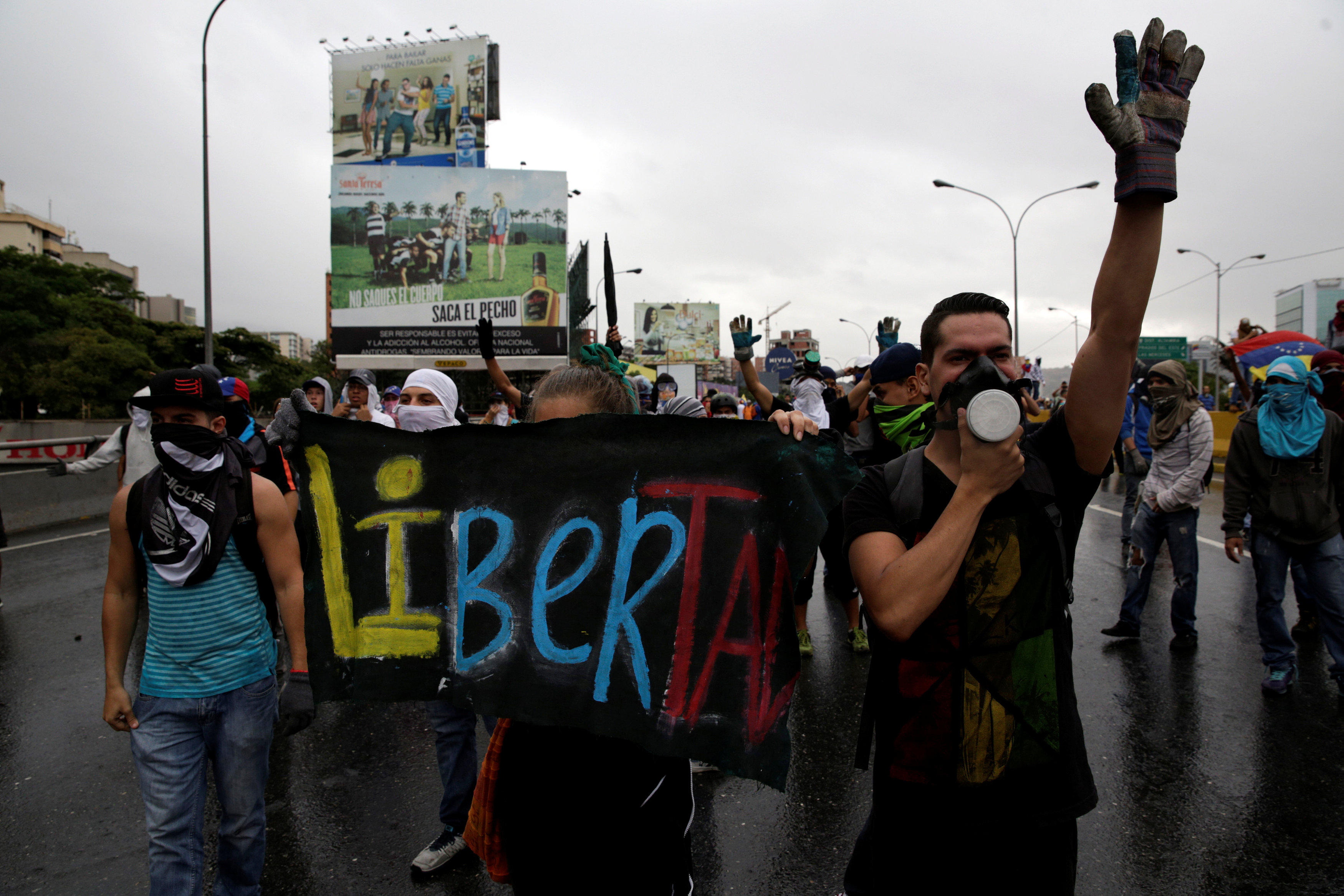 La oposición venezolana protesta ante cientos de periodistas de medios nacionales y agencias internacionales que no reseñan los destrozos que han ocasionado en el país.