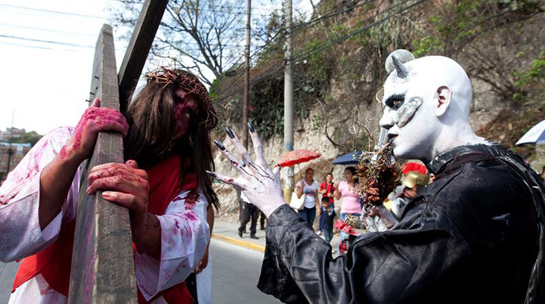 Jóvenes participaron en la representación del viacrucis por las calles de Comayagüela (Honduras), quienes abogaron por los marginados en su país y el fin de la guerra en Siria. 
