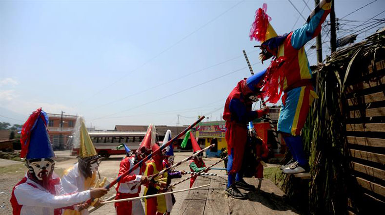 Pobladores de Chocolá, en Suchitepéquez (Guatemala), celebraron el juego de "Judíos y Centuriones".