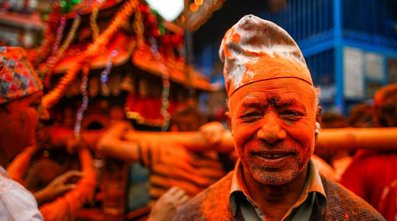 Entre los rituales al dios hindú Bhairab, los devotos sacrifican animales como ofrecimiento en esta celebracion del festival del polvo del Bermellón de Sindoor Jatra en Thimi, en Bhaktapur.