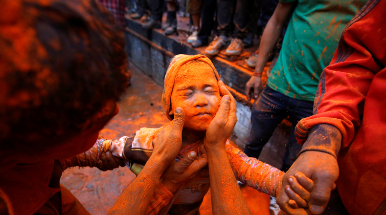  Un devoto manchado en polvo bermellón se representa al celebrar el "Sindoor Jatra" en Thimi, en Bhaktapur.