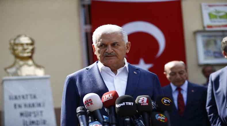 El primer ministro turco Binali Yildirim declara a los medios de comunicación luego de votar.