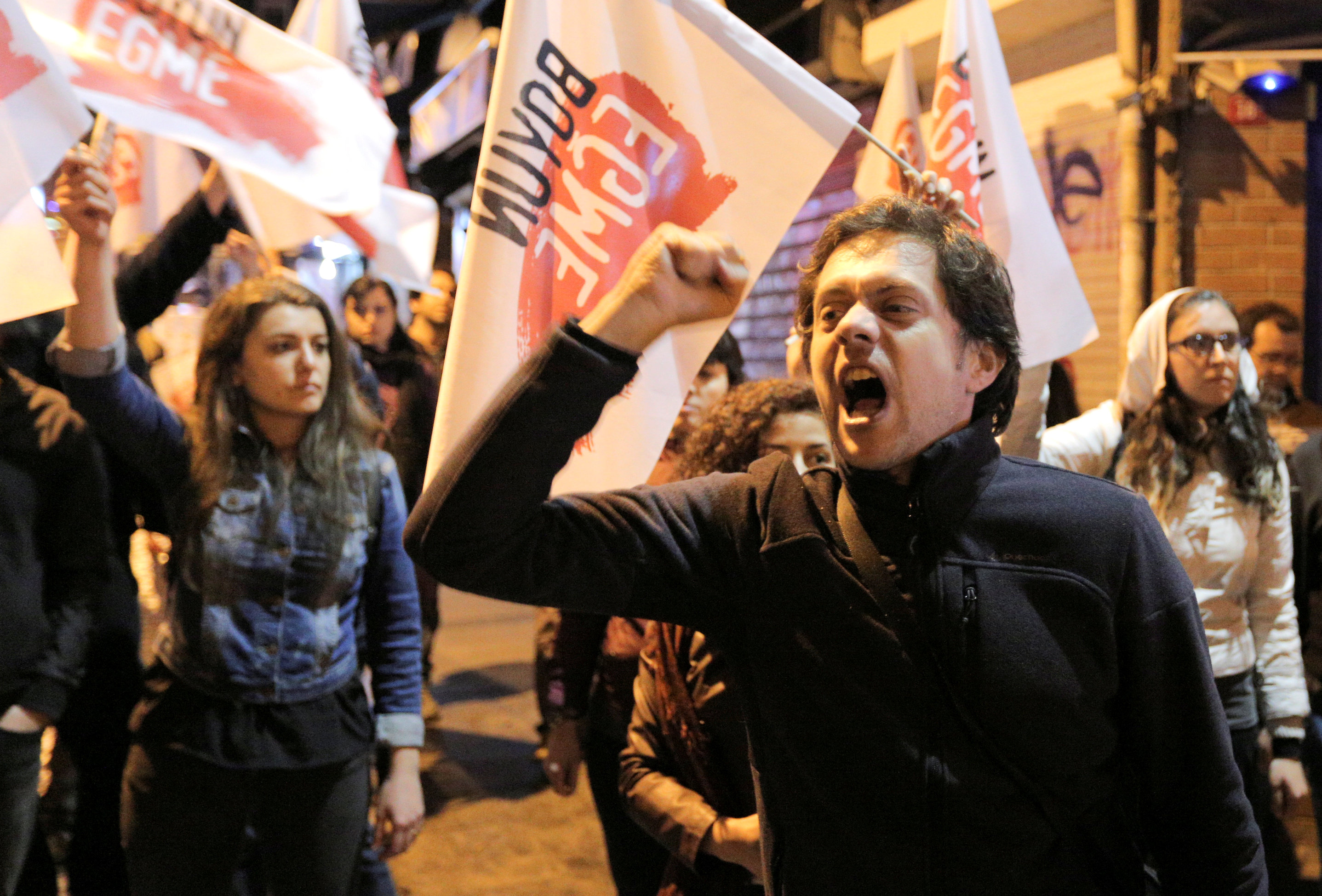 Centenares de turcos protestaron contra los resultados del referendo en Estambul.