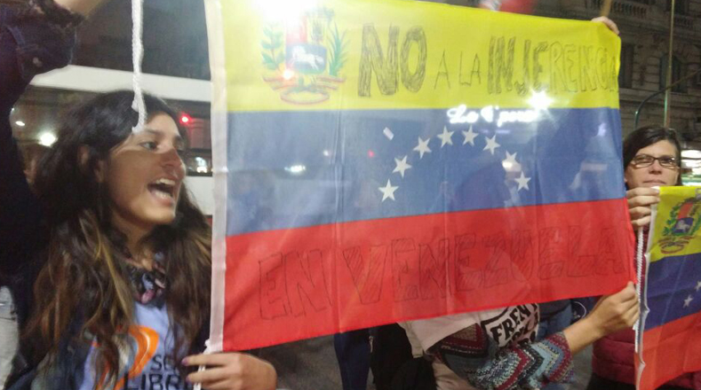 Intelectuales y políticos argentinos emitieron un comunicado el 16 de abril, en el que rechazan el injerencismo internacional y exigieron el respeto hacia los asuntos internos de Venezuela. 