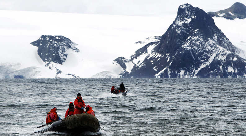El tratado antártico permite a 30 países mantener más de cuatro mil científicos realizando experimentos en 65 bases de investigación.