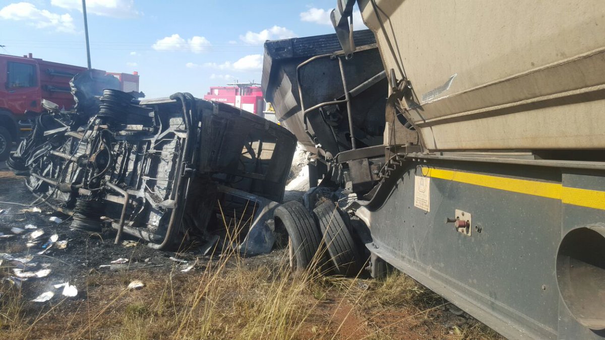 Las autoridades desconocen el motivo del choque entre el autobús y el camión, mientras tanto ambulancias y rescatistas se encuentran en lugar del suceso en busca de sobrevivientes.