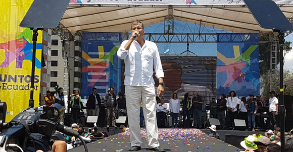 “En lo político, lo democrático, hay una década ganada, y no vamos a permitir que un grupo de engreídos, malos perdedores, nos quieran robar lo logrado”, dijo Correa ante miles de ecuatorianos.