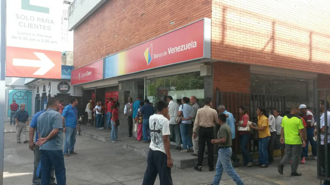 Los venezolanos salieron este lunes a realizar sus actividades cotidianas en todo el país.