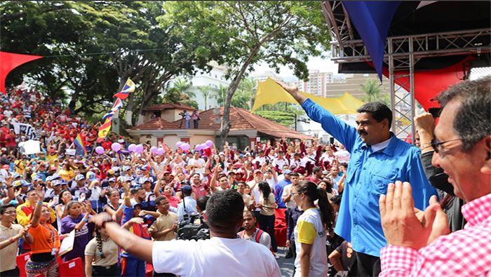 Maduro aprobó 50.000 nuevas becas adicionales para estudiantes de Educación Básica.