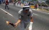 Un hombre fue asesinado cuando pasaba por una barricada en el estado Táchira y un joven recibió el impacto de una bomba lacrimógena en el pecho este miércoles.