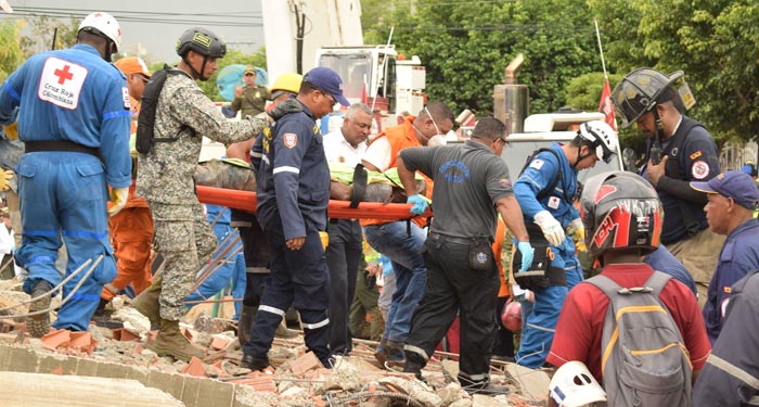 Las autoridades trabajan para rescatar a las personas que permanecen debajo de los escombros.