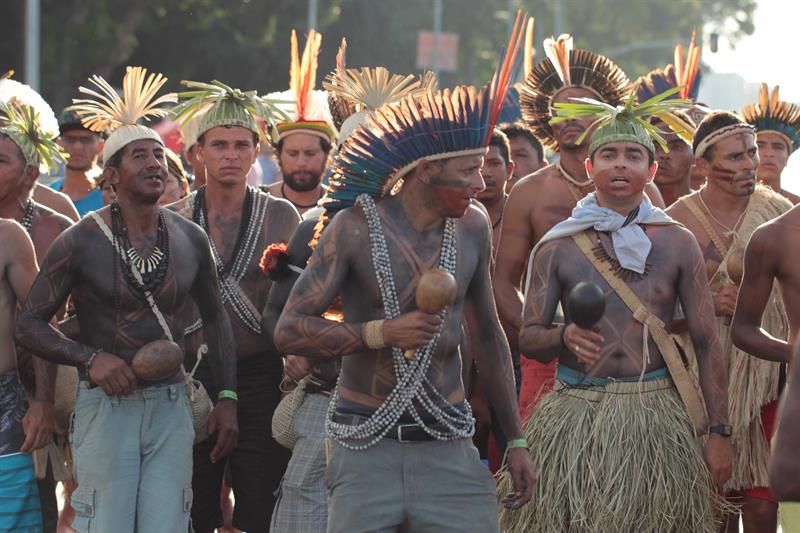 Los grupos indígenas han comenzado una serie de protestas en Brasilia en defensa de sus tierras y sus derechos.
