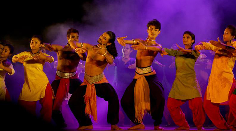 En la India un grupo de bailarines se presentó en el Rabindra Sadan (Calcuta) como parte de las actividades por el Día Mundial de la Danza. 