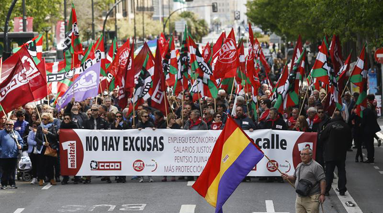 Bajo el lema "No hay excusas, a la calle", sindicatos de trabajadores de España manifestan para exigir "empleos estables, salarios justos, pensiones dignas, mayor protección social y derogar las reformas laborales".