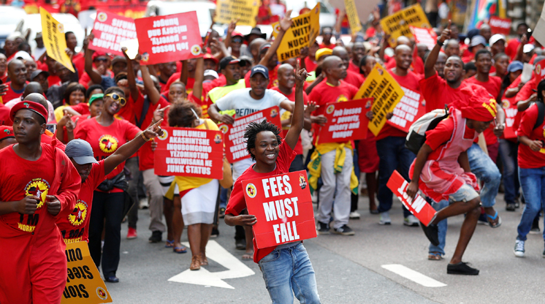 Manifestantes participaron de forma organizada en una movilización por la recién formada Federación Sindical de Sudáfrica (SAFTU) en Durban, Sudáfrica.