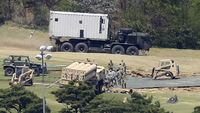Tropas de EE.UU. instalan el escudo antimisiles Terminal High Altitude Area Defense (THAAD) en un campo de golf al sureste de Corea del Sur.