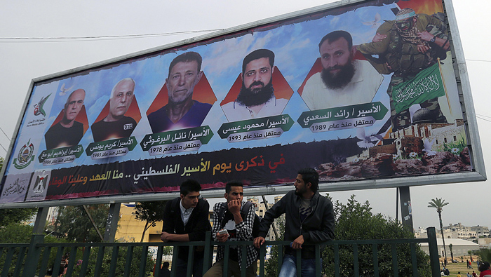 Un cartel muestra a algunos de los presos palestinos en una calle de la ciudad de Gaza.