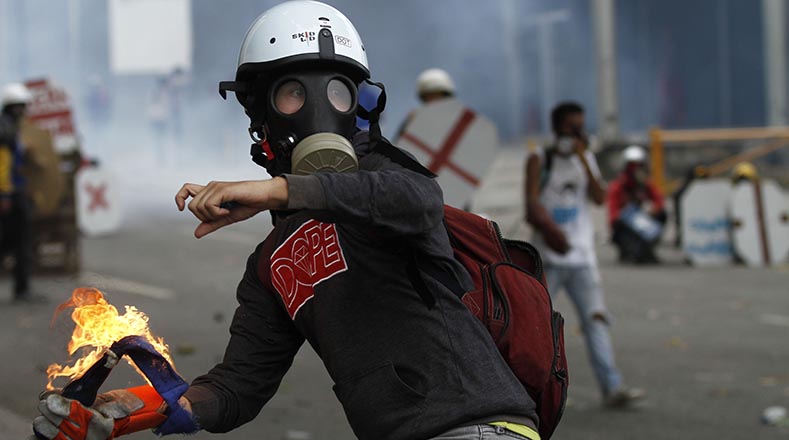 Caos, vandalismo y violencia en las protestas opositoras en Venezuela